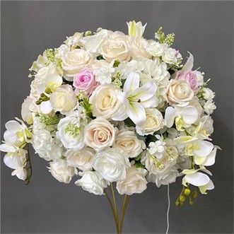 การจัดดอกไม้บนโต๊ะที่สวยงาม