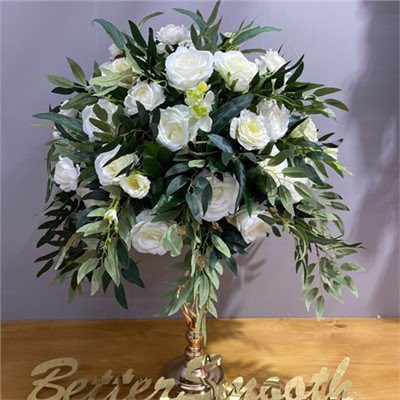 ดอกไม้กลางสีขาวและสีเขียว