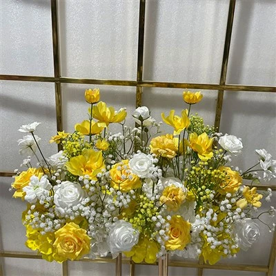 การจัดดอกไม้สีขาวและสีเหลือง