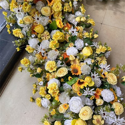 การจัดดอกไม้สีเหลืองและสีขาวสำหรับงานแต่งงาน